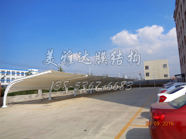 宏偉化工車(chē)棚膜結(jié)構(gòu)