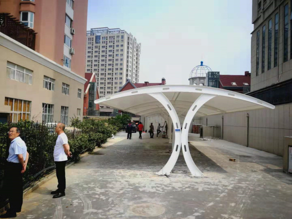 10、車(chē)棚膜結(jié)構(gòu)：威海歐樂(lè)坊車(chē)棚膜結(jié)構(gòu)(1)
