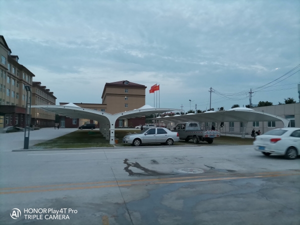 車棚膜結構:諸城食品廠車棚膜結構